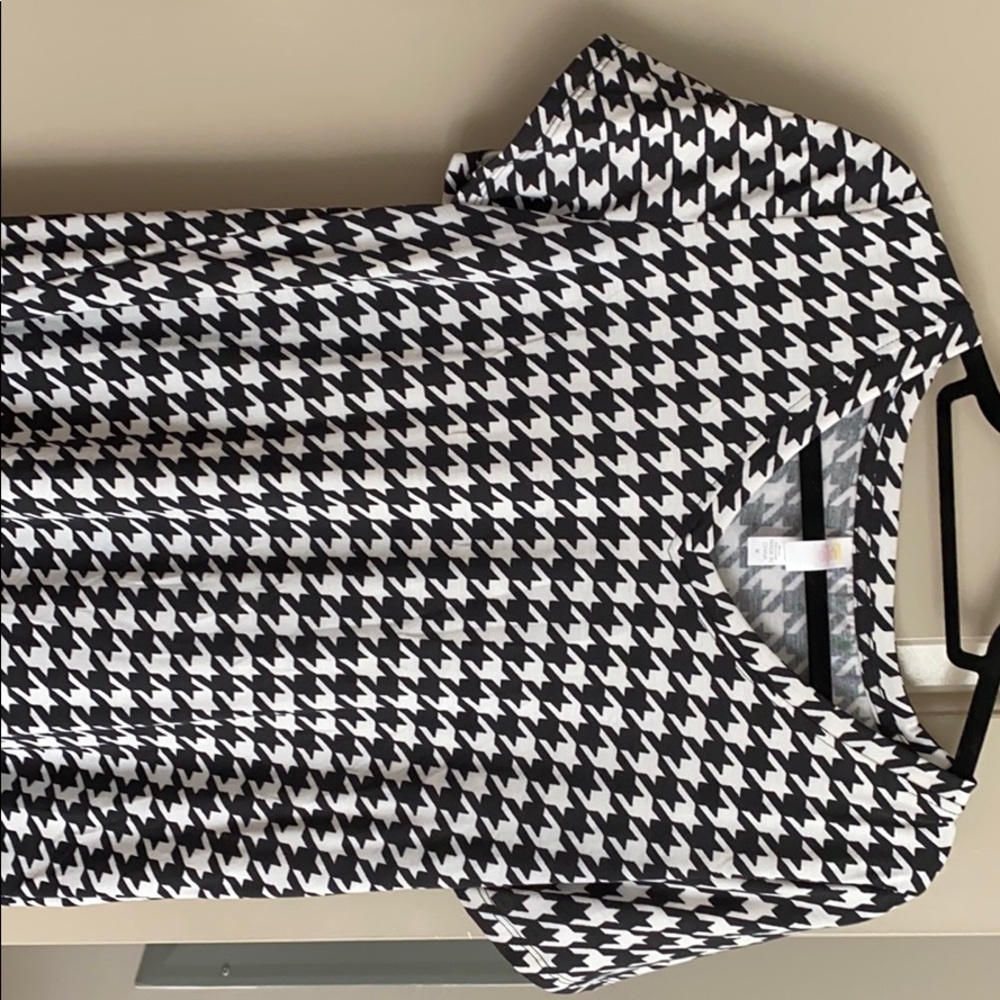 Last chance! Houndstooth vneck tee medium